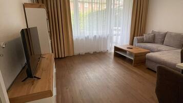 35-inch Smart TV with cable channels, heated floors