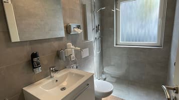 Dusche, kostenlose Toilettenartikel, Haartrockner