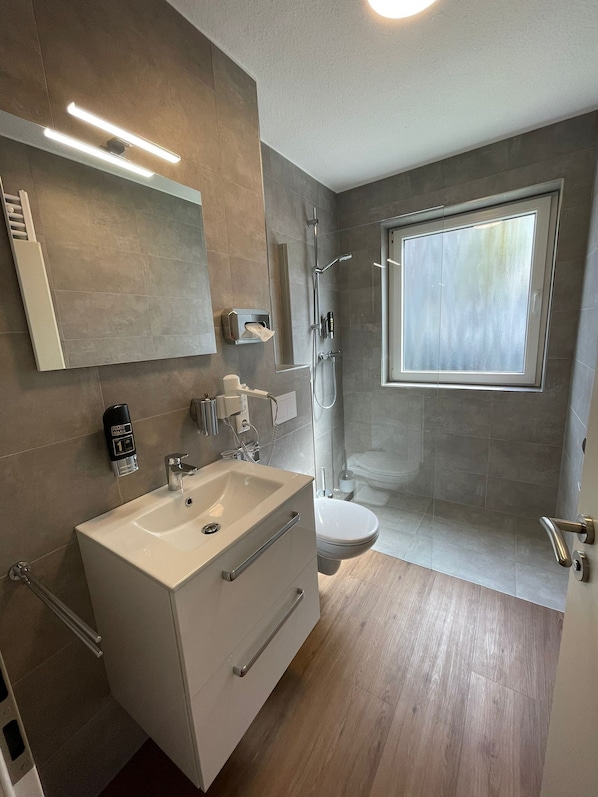 Dusche, kostenlose Toilettenartikel, Haartrockner