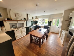 Fridge, microwave, oven, stovetop - Cosy and warm old school country house surrounded by countryside and walks (Colchester)