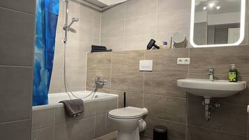 Haartrockner, Handtücher, Seife, Toilettenpapier