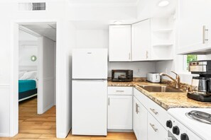 冷蔵庫、電子レンジ、オーブン、コンロ