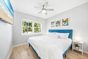 1 sovrum, skrivbord, strykjärn/strykbräda och resesäng