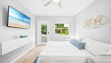1 habitación, escritorio, tabla de planchar con plancha y cuna de viaje