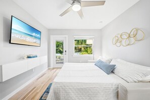 1 camera, una scrivania, ferro/asse da stiro, culla da viaggio