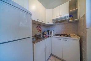 Apartamento (Apartments Filipović - One Bedroom A) | Cozinha americana privada | Geladeira