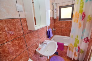 อพาร์ทเมนท์ (Apartments Filipović - One-Bedroom A) | ห้องน้ำ | ฝักบัว, ผ้าเช็ดตัว