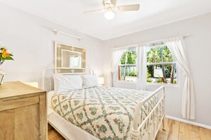 1 habitación, escritorio, tabla de planchar con plancha y cuna de viaje