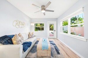 TV connectée, livres, vidéothèque, chaîne hi-fi