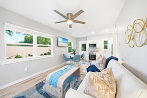 Smart-TV, Bücher, Videothek, Stereoanlage