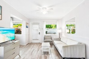 Smart TV, libros, videoteca, estéreo