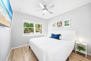 1 bedroom, desk, iron/ironing board, travel cot - Heated Pool, Dock, Kayaks, Turtle Beach 1-mile & Crescent Beach 2-miles, 1-bdr (Siesta Key)