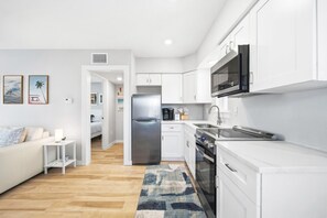 Réfrigérateur, micro-ondes, four, plaque de cuisson