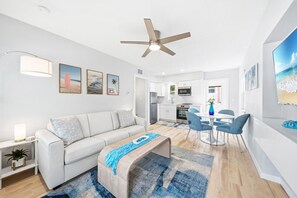 TV connectée, livres, vidéothèque, chaîne hi-fi