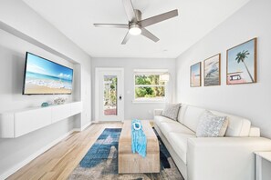 Smart TV, books, video library, stereo - Heated Pool, Dock, Kayaks, Turtle Beach 1-mile & Crescent Beach 2-miles, 1-bdr (Siesta Key)