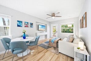 Smart TV, books, video library, stereo - Heated Pool, Dock, Kayaks, Turtle Beach 1-mile & Crescent Beach 2-miles, 1-bdr (Siesta Key)