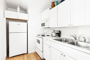 Kühlschrank, Mikrowelle, Ofen, Herdplatte