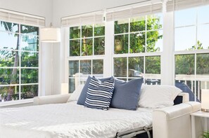 1 quarto, escrivaninha, ferros/tábuas de passar roupa, berço de viagem