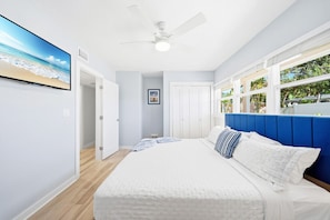 1 soverom, skrivebord, strykejern/-brett og reiseseng for barn