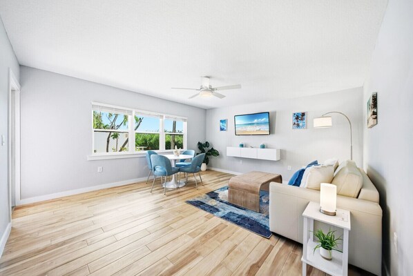 Smart-TV, bøker, filmbibliotek og stereoanlegg