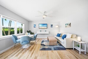 TV connectée, livres, vidéothèque, chaîne hi-fi