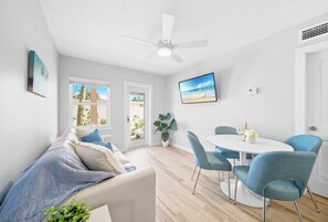 Smart TV, books, video library, stereo - Heated Pool, Dock, Kayaks, Turtle Beach 1-mile & Crescent Beach 2-miles, 1-bdr (Siesta Key)