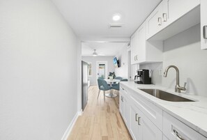 Fridge, microwave, oven, stovetop - Heated Pool, Dock, Kayaks, Turtle Beach 1-mile & Crescent Beach 2-miles, 1-bdr (Siesta Key)