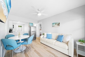 Smart TV, books, video library, stereo - Heated Pool, Dock, Kayaks, Turtle Beach 1-mile & Crescent Beach 2-miles, 1-bdr (Siesta Key)