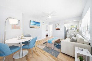 Smart TV, books, video library, stereo - Heated Pool, Dock, Kayaks, Turtle Beach 1-mile & Crescent Beach 2-miles, 1-bdr (Siesta Key)