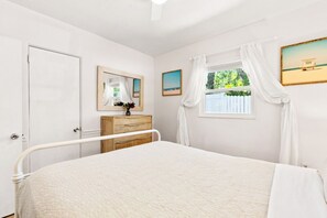 1 Schlafzimmer, Schreibtisch, Bügeleisen/Bügelbrett, Reisekinderbett