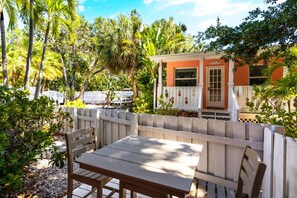 Coconut`s backyard-patio - Entire Resort, The Siesta Key Bungalows, 1-Mile to Turtle Beach (Siesta Key)