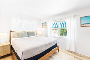 3 bedrooms, desk, iron/ironing board, travel cot - Heron Lagoon, dock, pool, the Poolside Complex at Siesta Key Bungalows (Siesta Key)