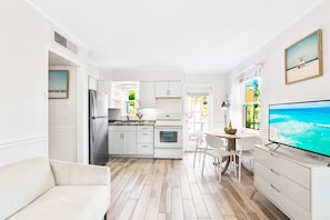 Smart TV, books, video library, stereo - Siesta Key Bungalows, the 3-Bungalow Complex (Siesta Key)