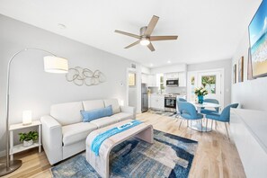 Smart TV, books, video library, stereo - Heated Pool, Dock, Kayaks, on Lagoon, Turtle Beach 1-mile & Crescent Beach 2-miles, 3-units (Siesta Key)