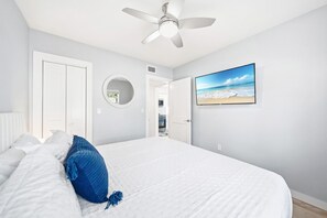 3 bedrooms, desk, iron/ironing board, travel crib - Heated Pool, Dock, Kayaks, on Lagoon, Turtle Beach 1-mile & Crescent Beach 2-miles, 3-units (Siesta Key)