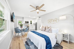 3 bedrooms, desk, iron/ironing board, travel cot - Heated Pool, Dock, Kayaks, on Lagoon, Turtle Beach 1-mile & Crescent Beach 2-miles, 3-units (Siesta Key)