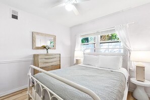 3 bedrooms, desk, iron/ironing board, travel cot - Siesta Key Bungalows, the Lagoon Bungalows Complex (Siesta Key)