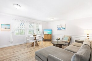 Smart-TV, Bücher, Videothek, Stereoanlage