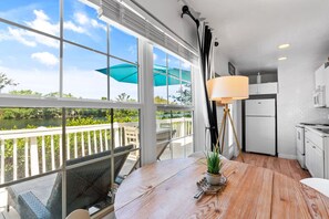 Dining - Siesta Key Bungalows, the Lagoon Bungalows Complex (Siesta Key)