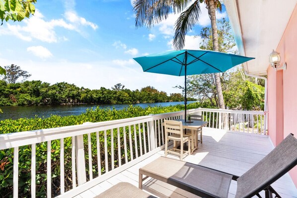 Outdoor dining - Siesta Key Bungalows, the Lagoon Bungalows Complex (Siesta Key)