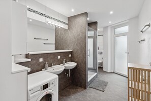 Douche, sèche-cheveux, serviettes fournies, savon