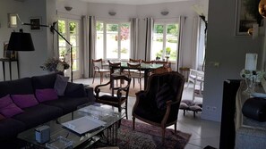 TV, lareira, mesa de pingue-pongue, livros