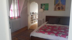 4 quartos, ferros/tábuas de passar roupa, berço de viagem