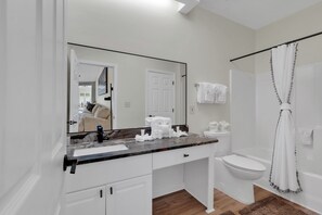 Signatur-lejlighed - 1 queensize-seng med sovesofa | Badeværelse | Gratis toiletartikler, hårtørrer, håndklæder, Sæbe