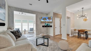 Condo Prestigio, 1 cama Queen size y sofá cama | Sala de estar | Televisión de pantalla plana de 45 pulgadas con canales digitales