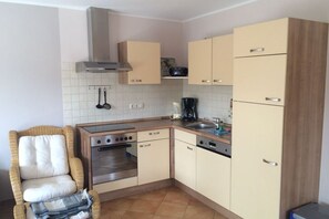 冷蔵庫、オーブン、コンロ、食器洗い機