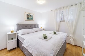 2 bedrooms, iron/ironing board, WiFi, bed sheets