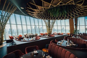 Dining - Breathtaking 1BR in Palm Tower, with Sea View (دبي)