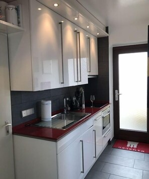 Fridge, oven, stovetop, dishwasher