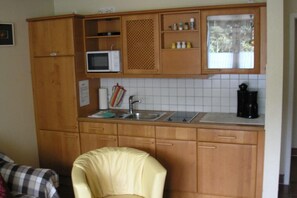 Køleskab, mikrobølgeovn, kogeplade, kaffe-/temaskine